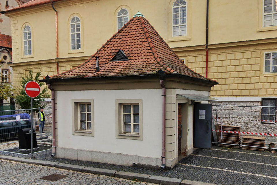 Veřejné WC - Hošťálkovo nám. 2381 (za radnicí)
